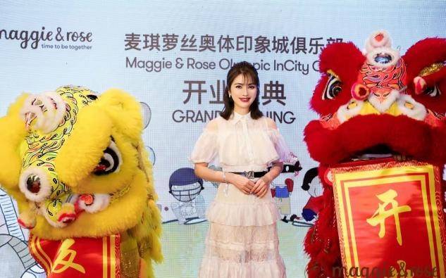 洪欣 洪欣带7岁女儿捞金，她穿蕾丝裙留齐刘海，打扮得比女儿还娇嫩