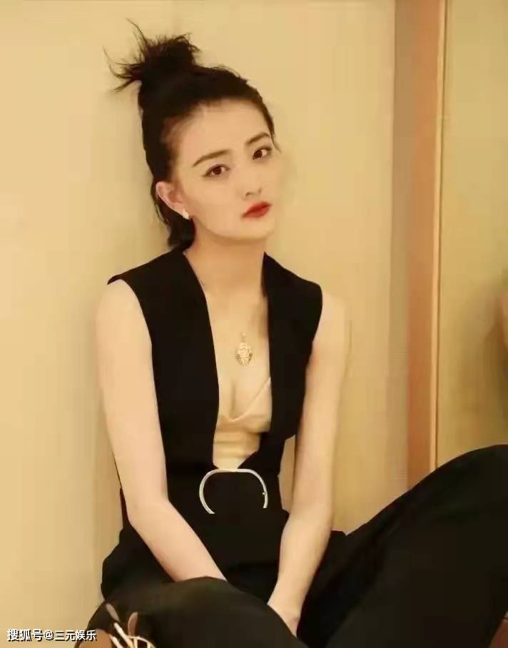 黑色 徐璐穿低领装太A了，用肉色打底衫做内衬，性感指数翻倍了