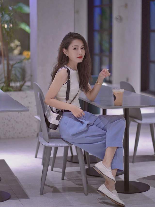 显得 今年流行“奶奶裤”，搭配上针织毛衣开衫，微胖女生上身高级显瘦