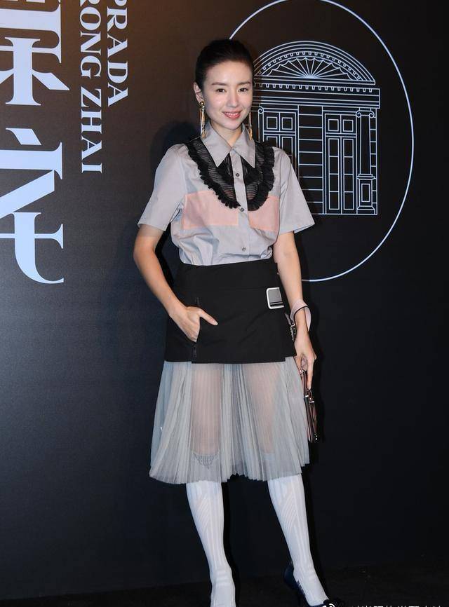 黑色 41岁董洁老得挺真实，化浓妆也没遮住法令纹，中年气息藏不住了