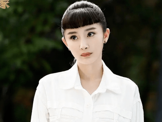 发型厚刘海才是女演员的克星！热巴变呆滞，赵丽颖傻气，丑得形态各异