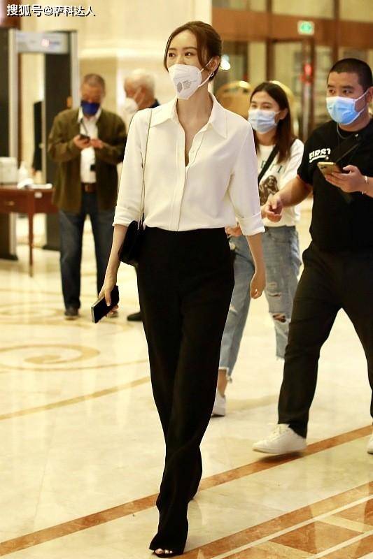 整体 童谣气场真强大，基础款白衬衫搭配黑裤子，真像“霸道女总裁”