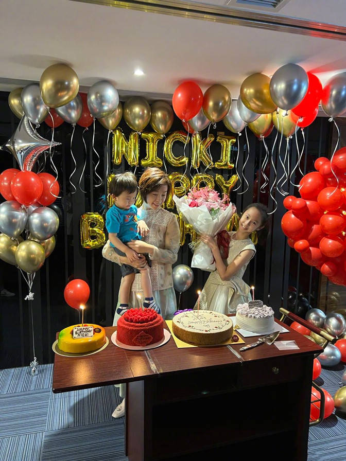 张怡宁 大魔王张怡宁40岁生日真隆重，穿网纱衣好温柔，女儿小嘴似妈翻版
