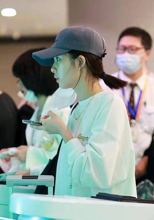 气质 黄磊15岁大女儿独自走机场，穿男友风卫衣显文艺范，黑眼圈好明显