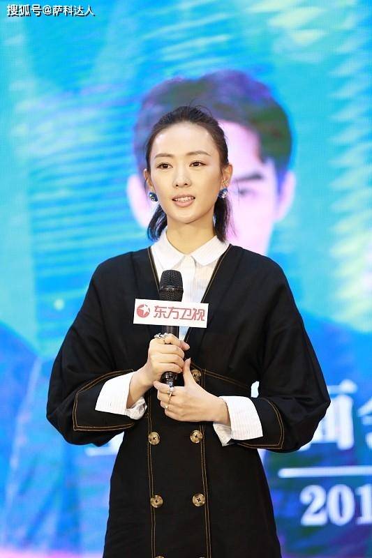 整体 童谣气场真强大，基础款白衬衫搭配黑裤子，真像“霸道女总裁”