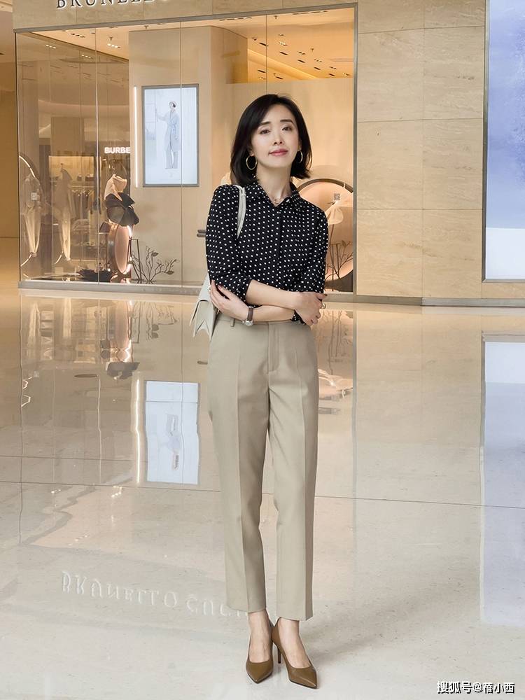 首选 职场女性多备“衬衫”，搭配阔腿裤、九分裤、半身裙，时髦又优雅