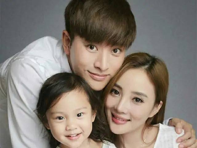 贾乃亮8岁甜馨和好友拍写真，贴头皮发型配皮衣又美又飒，镜头表现力强