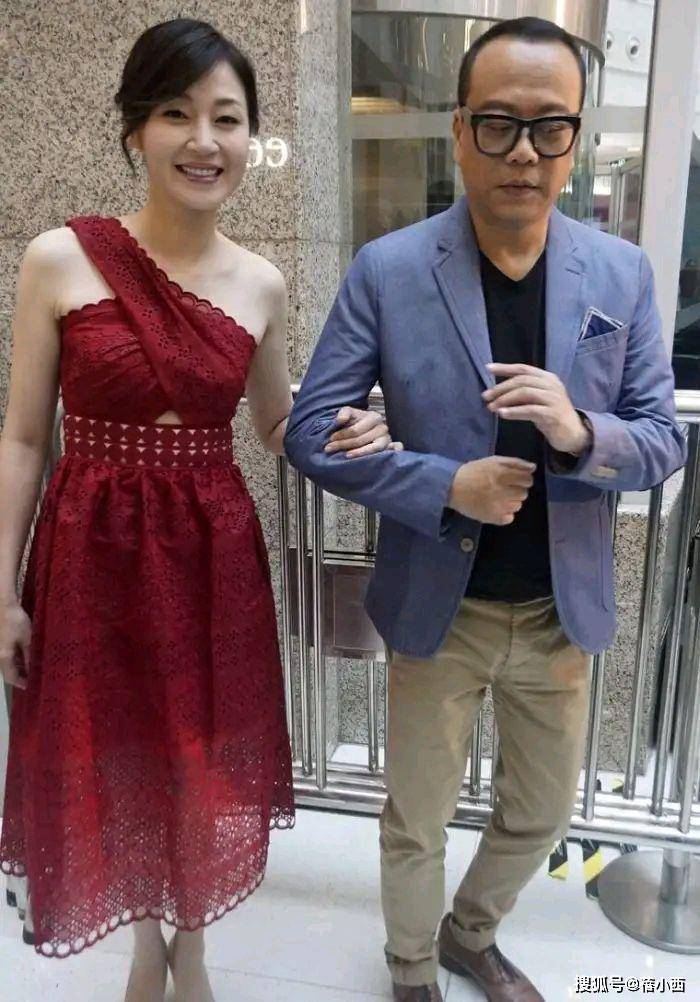 大婶 51岁万绮雯真会打扮，穿红色蕾丝连衣裙太撩人，这气质大婶很少见