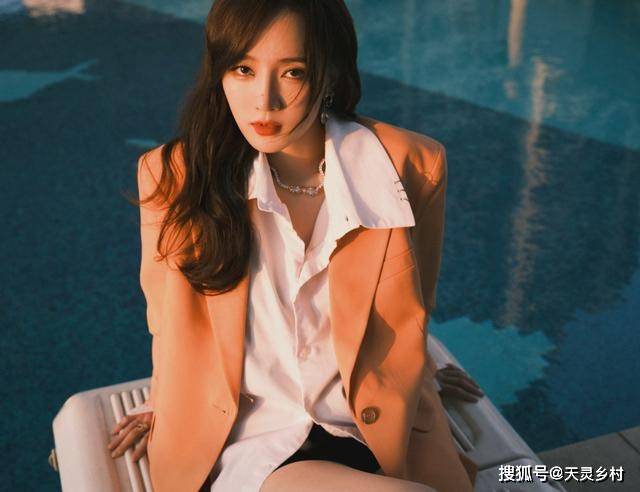 西装 孟佳的身材让人自卑,穿西装衬衫扮“下衣失踪”,细长腿都不用P