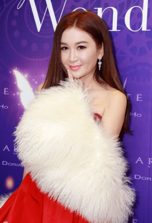 一身 温碧霞年过半百不服老,穿红裙华丽性感,美得太惊艳!