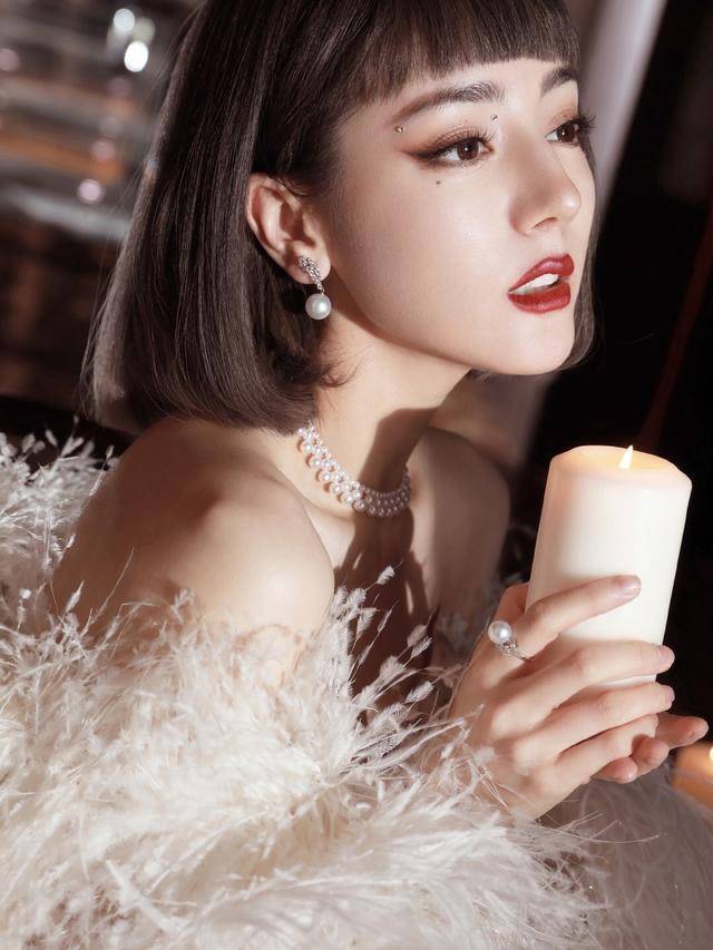 赵丽颖 微博之夜女星造型:赵丽颖穿奢牌,金晨红裙艳压,鞠婧祎腰细瞩目!
