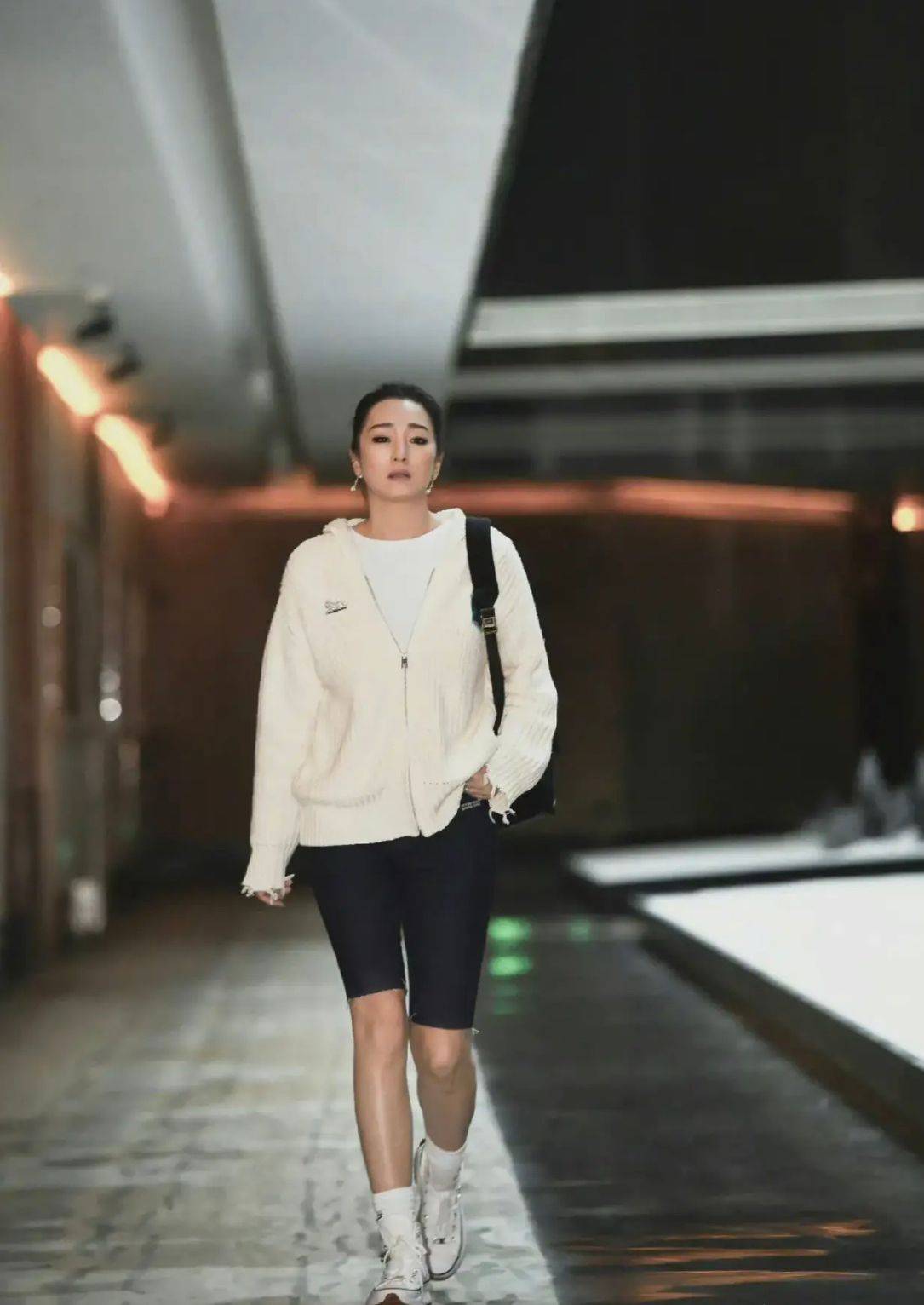 56岁巩俐打扮得依旧时髦连帽毛衣配骑行裤妥妥的穿搭模板