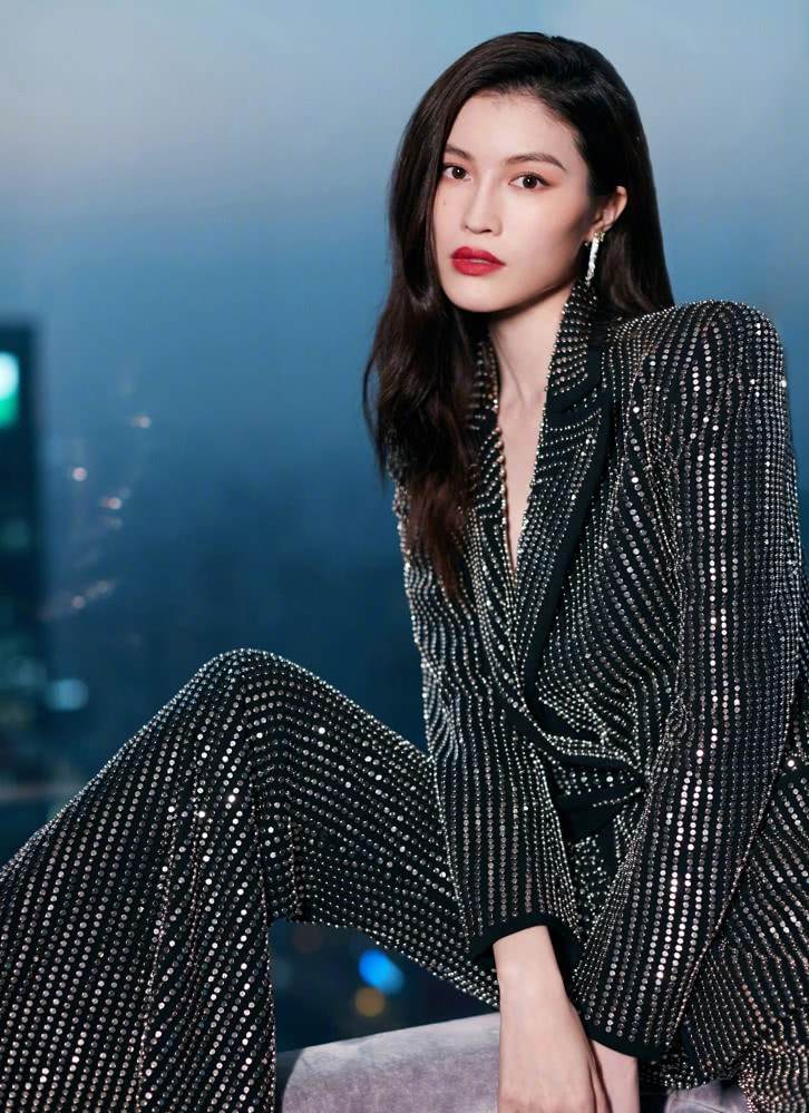 设计 何穗带火了秋天的“大西装”，搭配长靴显瘦时髦，气场都强大不少