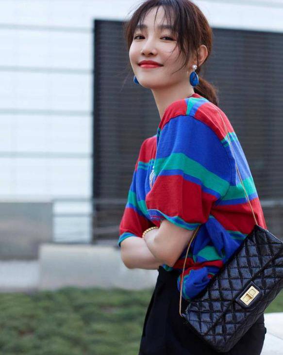 视觉 37岁白百何扮嫩真成功，T恤配阔腿裤显阳光，看着充满少年感