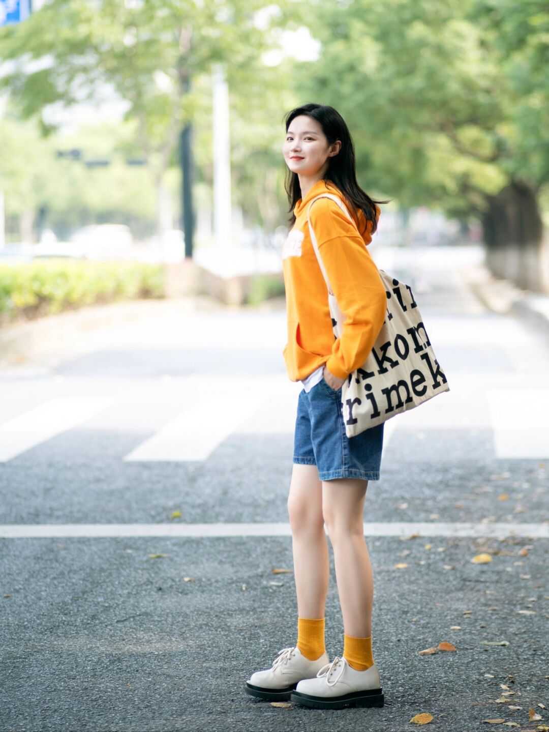 卫衣 卫衣可别只会穿黑白灰了！试试这六种颜色，一套比一套还洋气