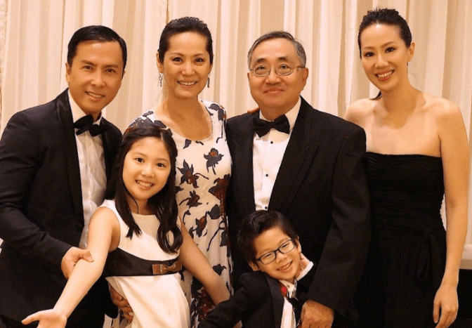 黑色 汪诗诗妈妈庆生照,穿黑色打底碎花裙优雅贵气,能给女婿当妹妹了