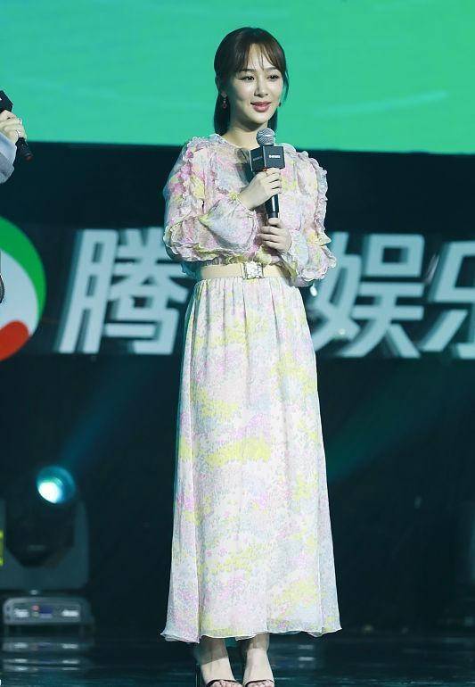 真嫩 杨紫的脸比雕塑灵动多了，穿碎花裙感觉真嫩，笑起来太阳光了