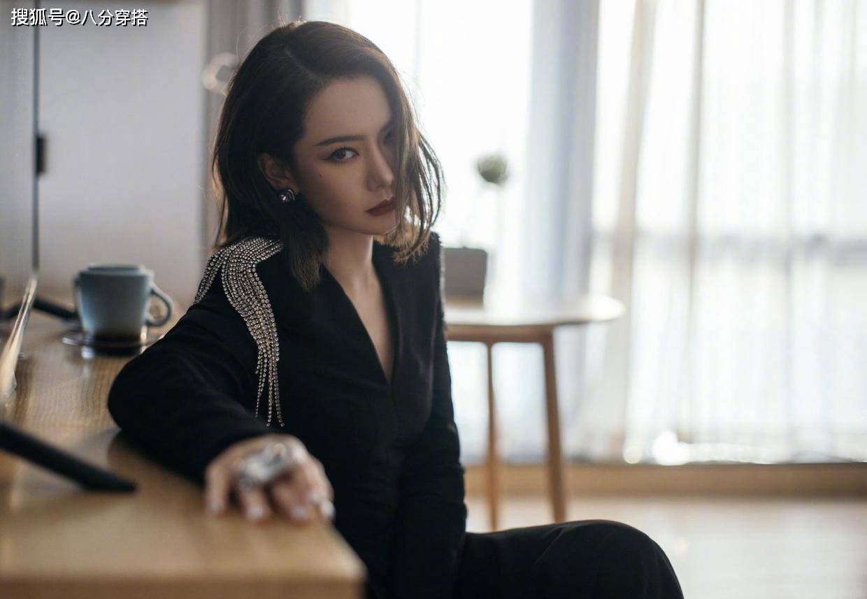 身材 戚薇太有“老板娘”气场，一袭垫肩黑裙酷飒十足，原装五官就是美