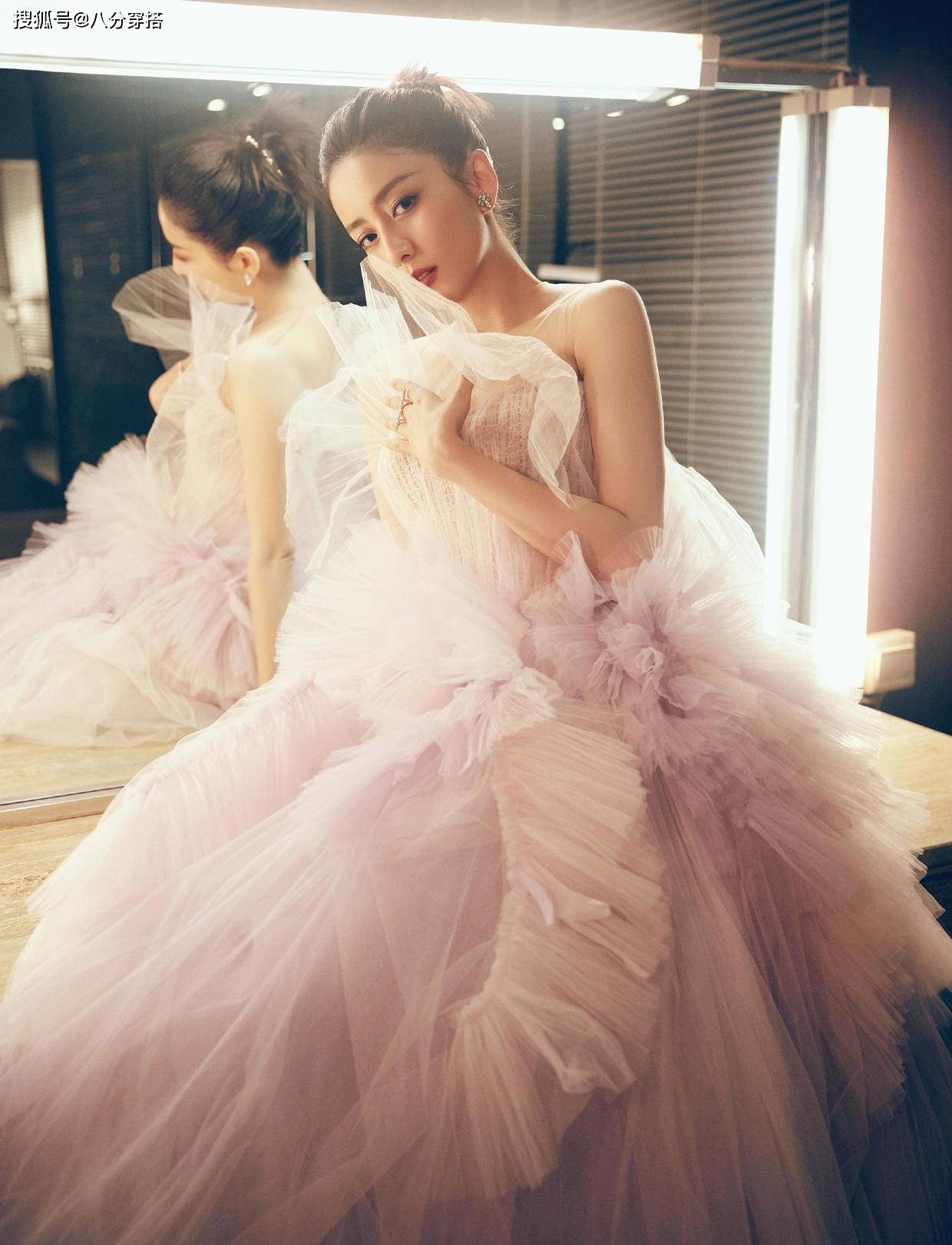 黑色 佟丽娅不愧是“颜值天花板”,穿薄纱上衣配半身裙,哪像38的人