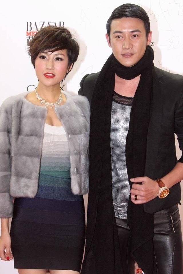 职场 陆毅带老婆亮相活动，油头配皮裤变中年油腻男，鲍蕾倒挺有贵妇范