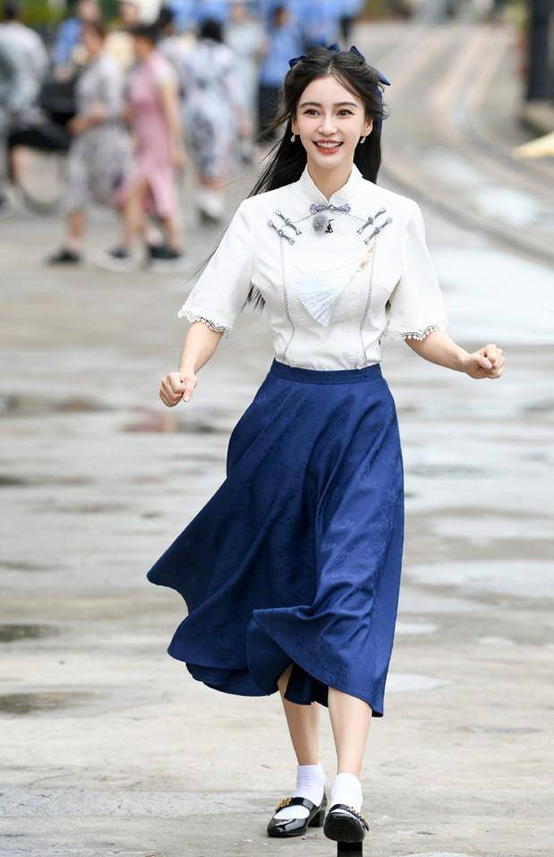 小姑娘 Angelababy撑伞录跑男，32岁扎小脏辫像个小姑娘，晓明哥福气不浅