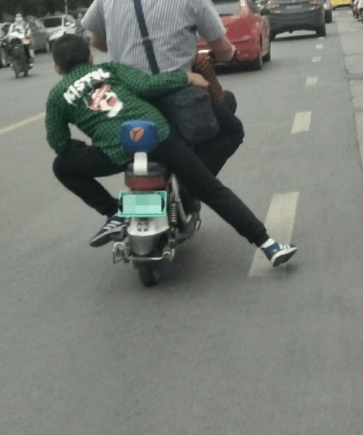 搞笑GIF趣圖:事實證明在美女面前，男人總能爆發無盡的潛力！ 搞笑整蠱 第7张