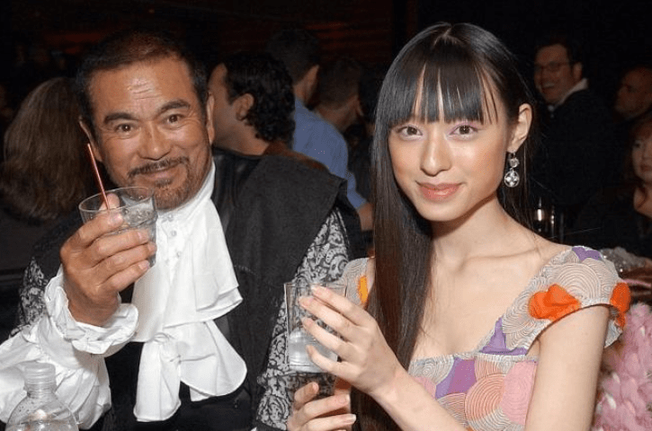 千叶真一和第一任老婆野际阳子育有1女真濑树里,在野际阳子过世后,他