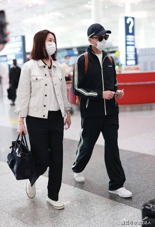 显得 50岁袁咏仪够青春，牛仔夹克+布鞋时髦减龄，身旁的张智霖像学生