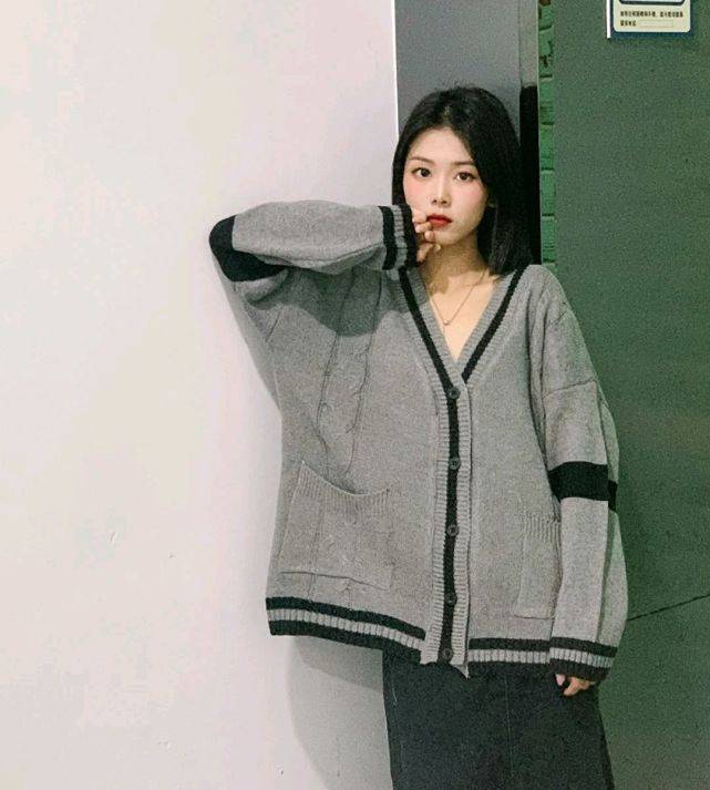 下装 简单的针织开衫胜过多数外套，可以搭配裙装，优雅知性又温柔