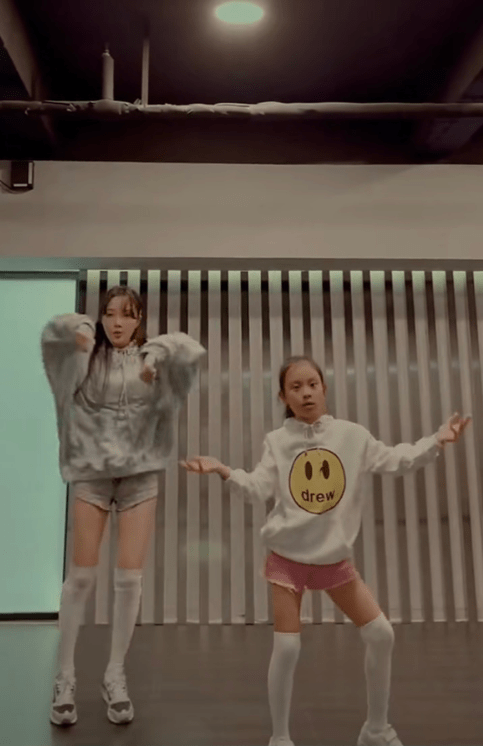 李小璐 李小璐和8岁甜馨跳女团舞，母女俩都扮下衣失踪，细腿像复制粘贴