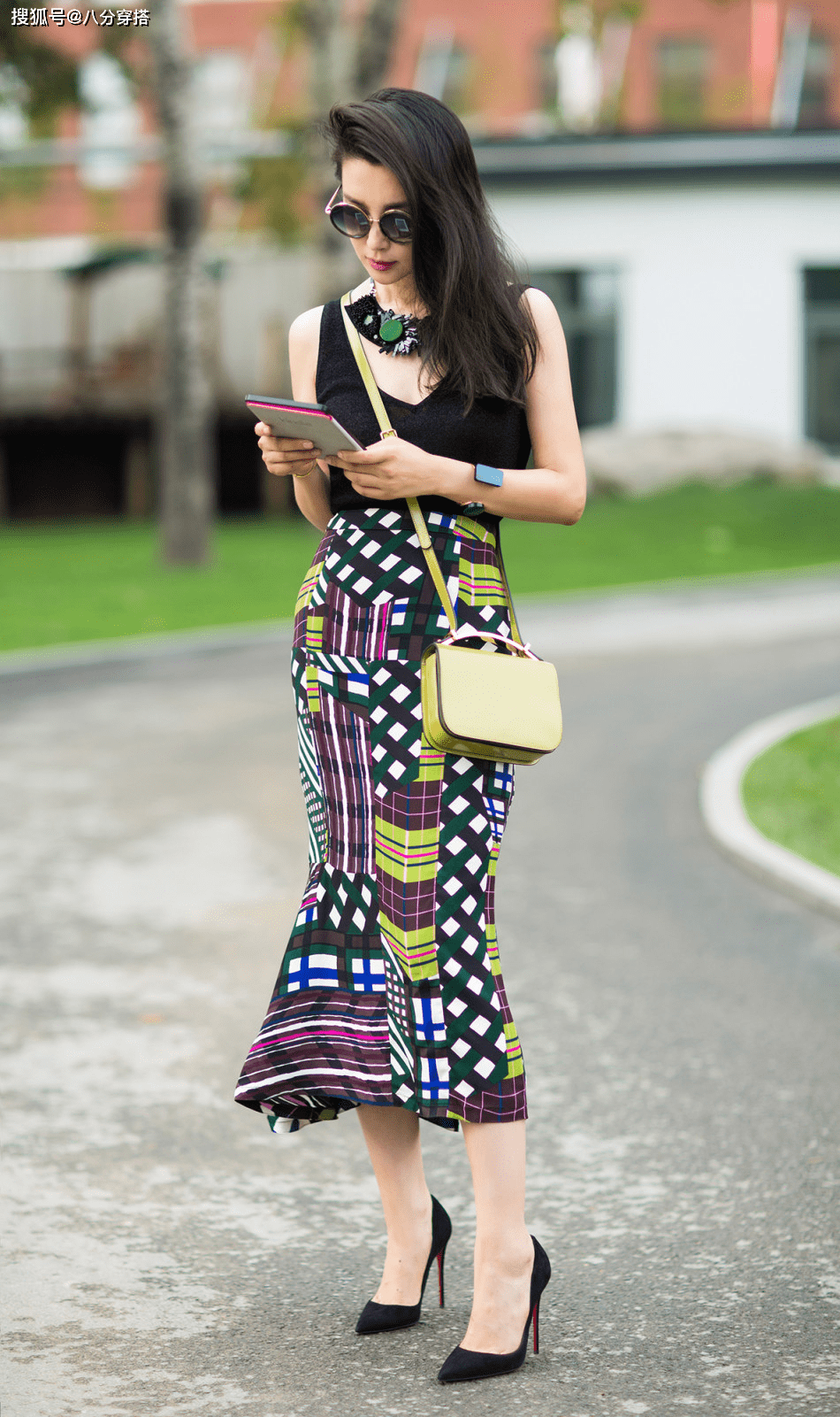 设计 李冰冰太会“赶时髦”,黑纱裙优雅高级,这才是40+女性该有的样子