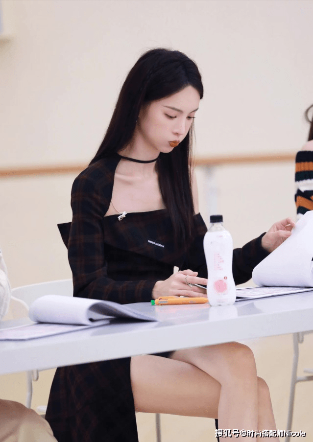 Nicole金晨“跳舞”又美上热搜！皮肤白到反光，大方分享自制“护肤法”