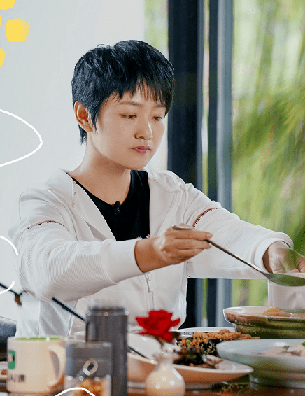 整体 真挺羡慕于谦的，妻子不仅长相甜美，还挺有气质，穿的土也不丑