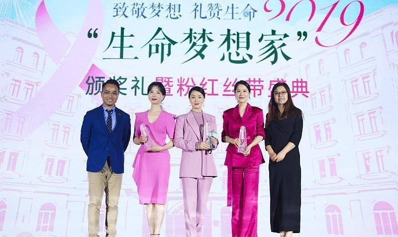 服装 陶虹和海清都是高级的女人，穿上西装之后，看着更有女人味了