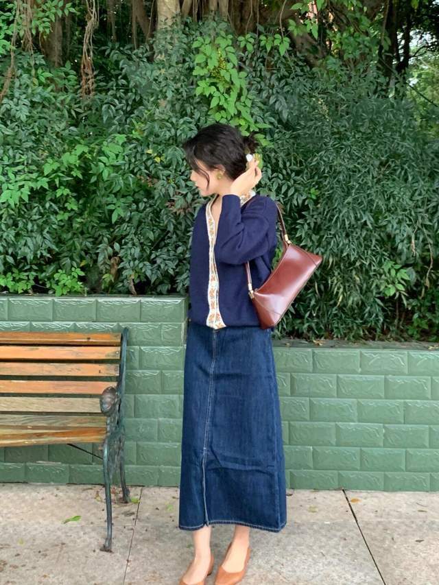 黑色 普通人也适合穿的风格，棕色衬衫+黑色牛仔裤，保暖又时尚