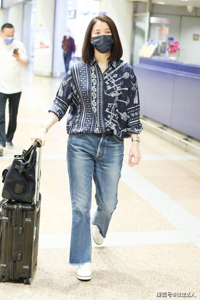 显得 50岁袁咏仪够青春，牛仔夹克+布鞋时髦减龄，身旁的张智霖像学生