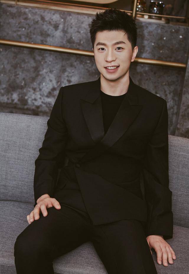 网友 奥运冠军马龙拍大片,被长款大衣压低身高,网友吐槽看不懂时尚