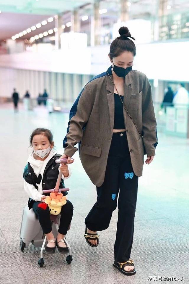 个性 董璇带5岁女儿亮相机场，西装+凉鞋个性潮流，小酒窝俏皮可爱