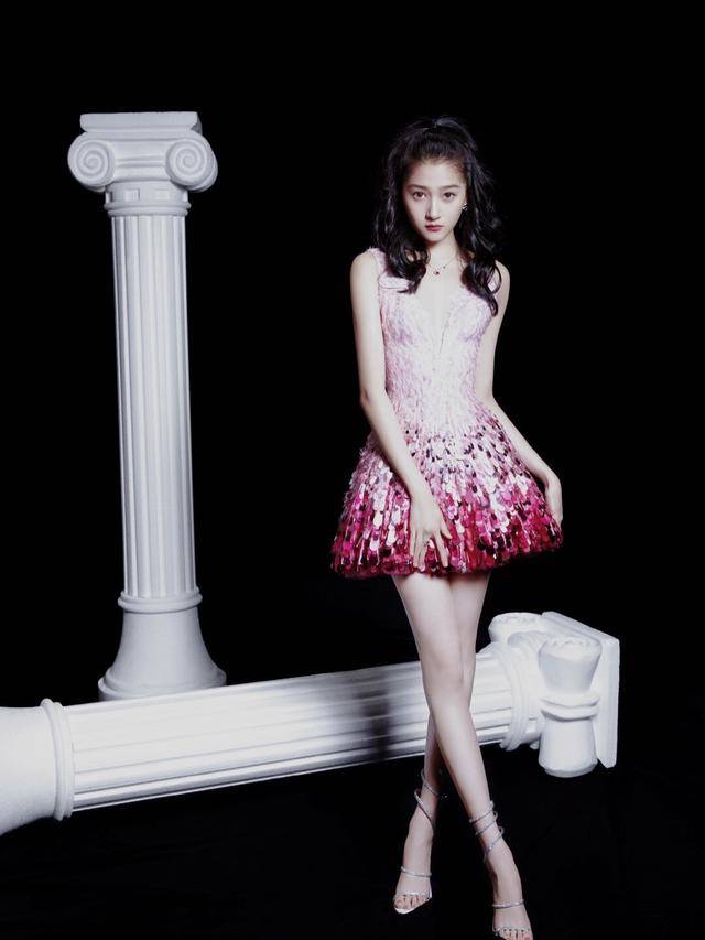 赵丽颖 微博之夜女星造型：赵丽颖穿奢牌，金晨红裙艳压，鞠婧祎腰细瞩目！