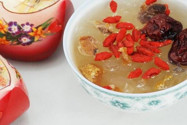 食品|累倒的年轻人，靠“零食”续命