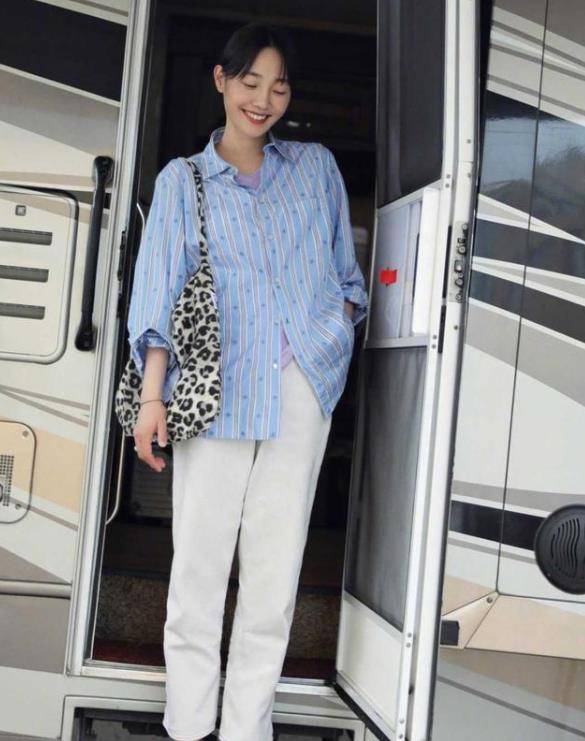 视觉 37岁白百何扮嫩真成功，T恤配阔腿裤显阳光，看着充满少年感