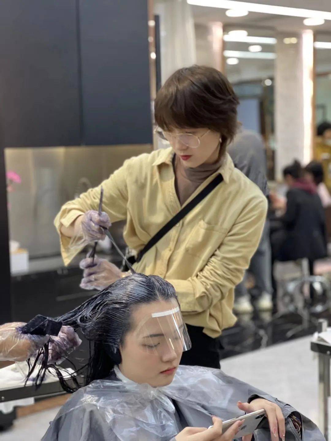 Doris发誓逃离美发行业的她，是如何成为“烫染专家”的？