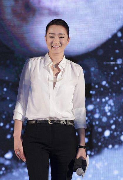 黑色 巩俐不愧被称巩女皇,衬衫长裙穿搭现身活动,55岁依然优雅帅气