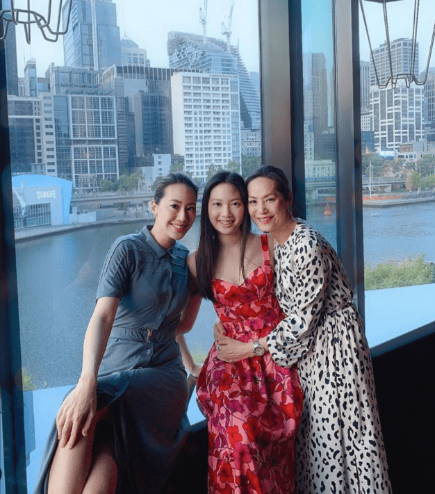 黑色 汪诗诗妈妈庆生照,穿黑色打底碎花裙优雅贵气,能给女婿当妹妹了