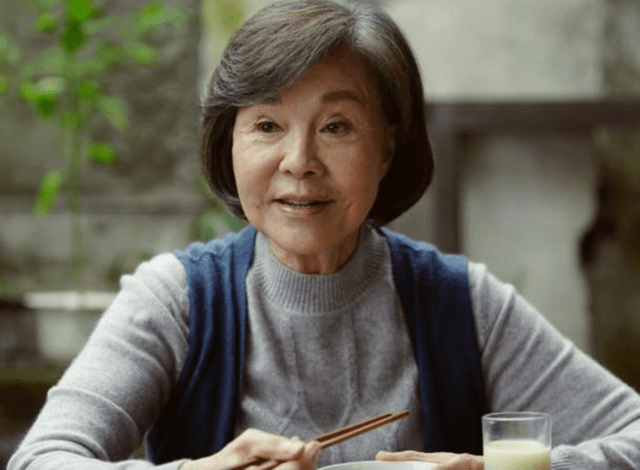 发型归亚蕾：已经70+看上去只有50+的年龄，短发减龄时尚显优雅大气！