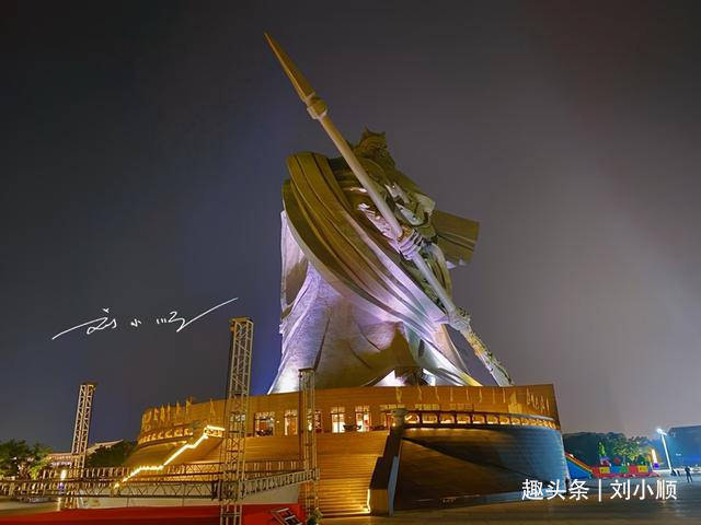 实拍湖北荆州巨型关公雕像，曾经是荆州新地标，如今却将面临整改