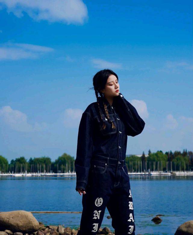 服装 谁说牛仔外套过时了？只要选对了服装款式，可以惊艳四座