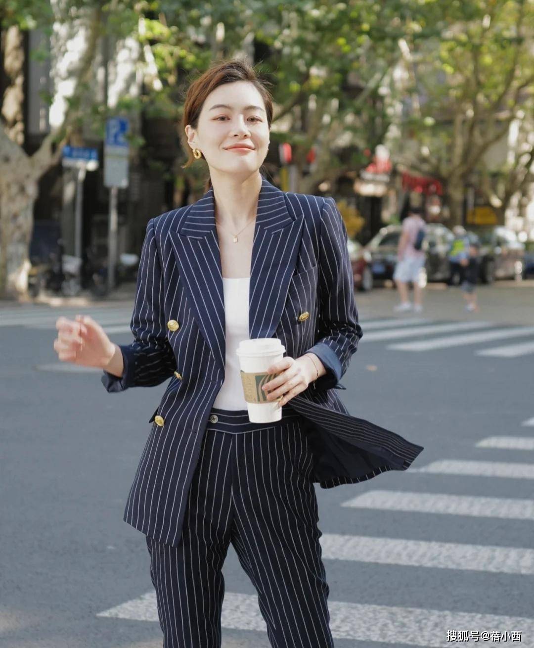 整体 时髦精今秋穿的外套不再是开衫,而是西装,简约高级又显气质