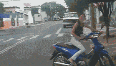 爆笑GIF：今天去相親，對方一直玩手機，我還有戲嗎 搞笑整蠱 第4张