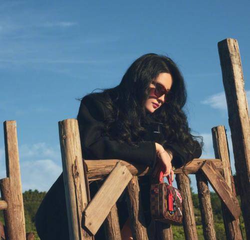 酷飒 刘亦菲风格大变，变酷飒女孩，墨镜加大波浪，绝美